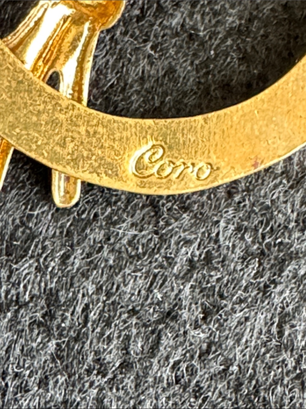 VTG Signed Coro Horseshoe Brooch  - Gold Tone w/Faux Pearls & Blue Rhinestones - Picture 4 of 5
